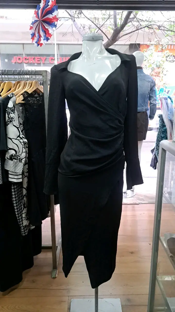 Vestido negro elegante de manga larga