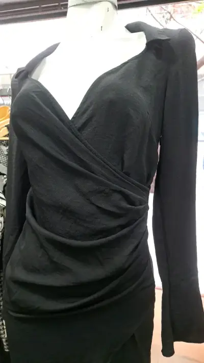 Vestido negro elegante de manga larga - miniatura 2