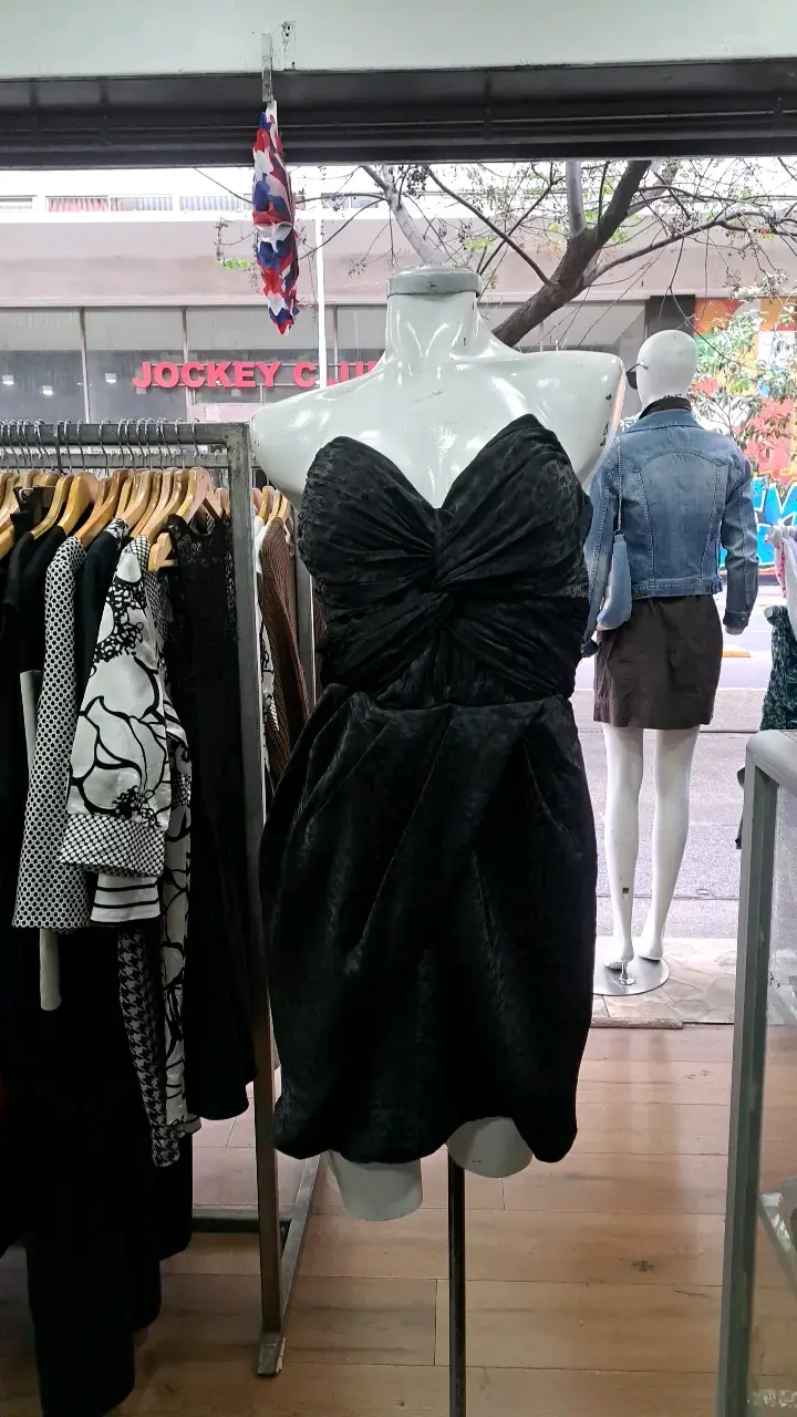 Vestido negro elegante con diseño drapeado
