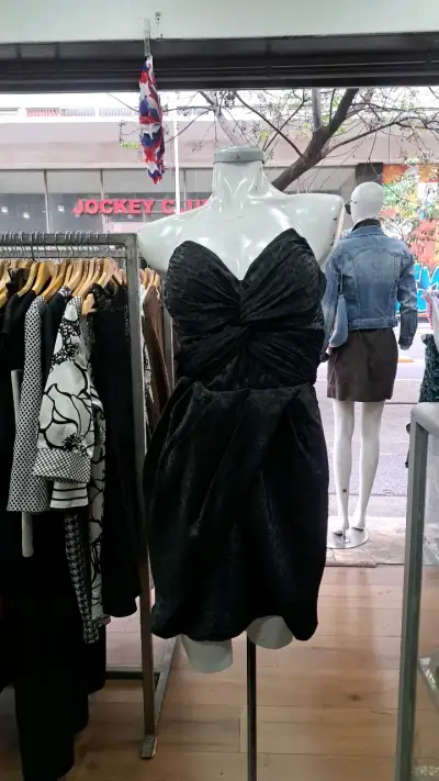 Vestido negro elegante con diseño drapeado - miniatura 1