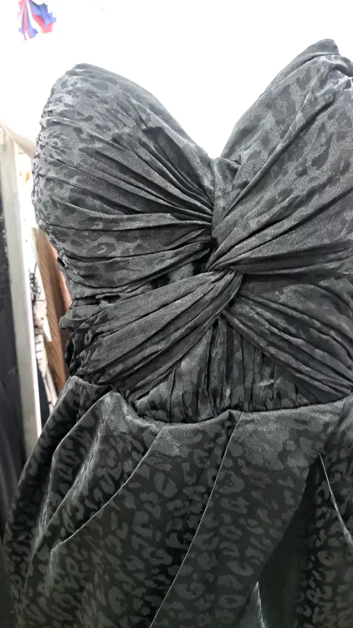 Vestido negro elegante con diseño drapeado - 2