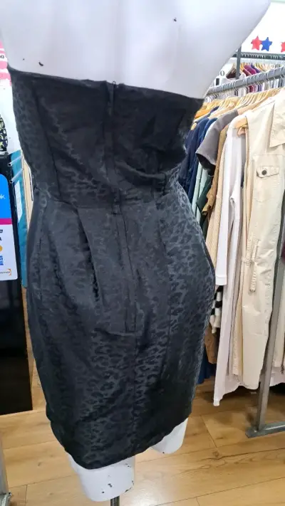 Vestido negro elegante con diseño drapeado - miniatura 4