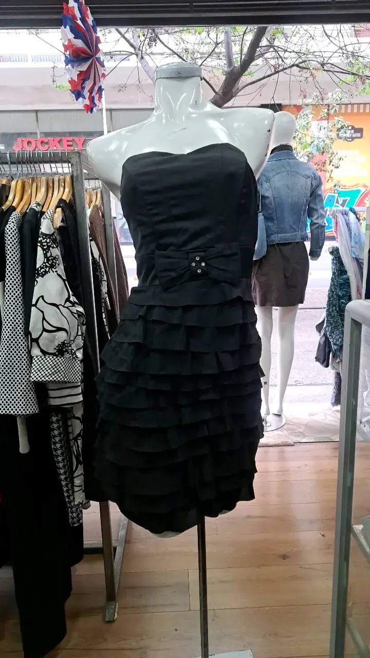 Vestido negro strapless con volantes