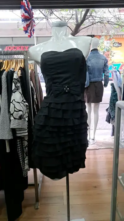 Vestido negro strapless con volantes - miniatura 1