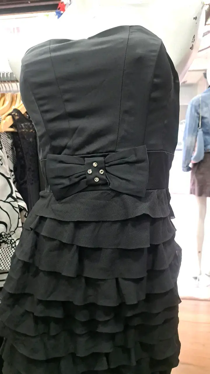 Vestido negro strapless con volantes - 2