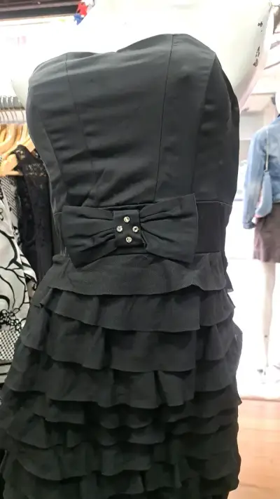 Vestido negro strapless con volantes - miniatura 2