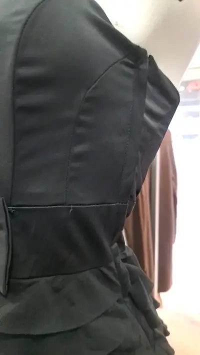 Vestido negro strapless con volantes - miniatura 3