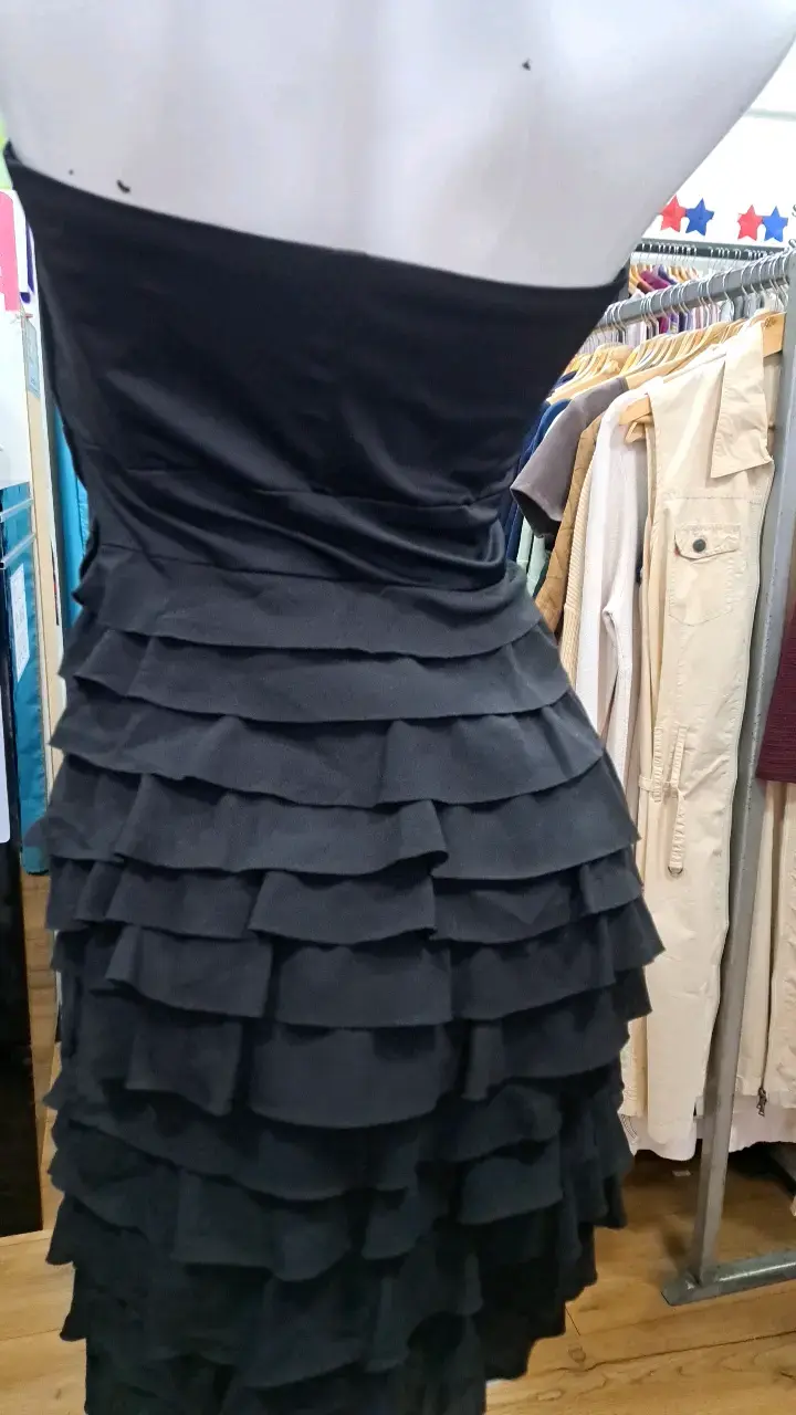 Vestido negro strapless con volantes - 4