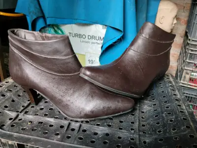 Botines de cuero marrón con tacón bajo - miniatura 1