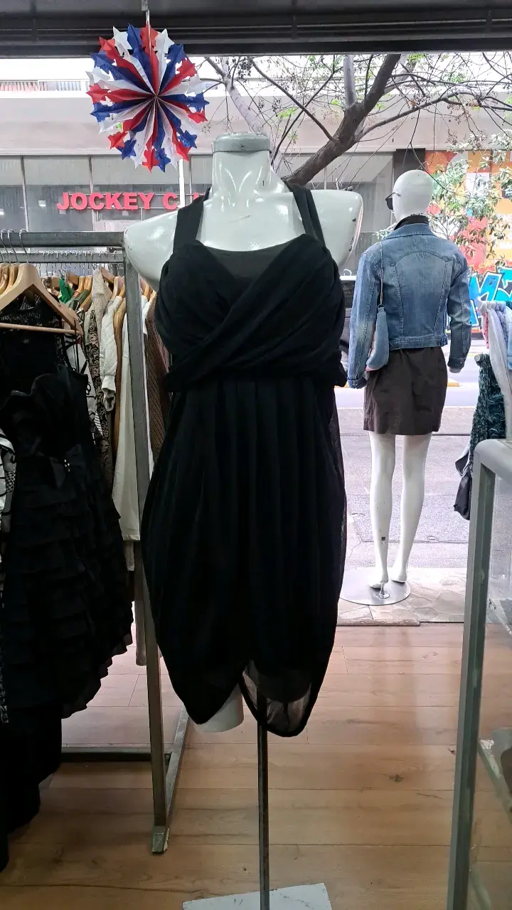Vestido negro elegante para mujer