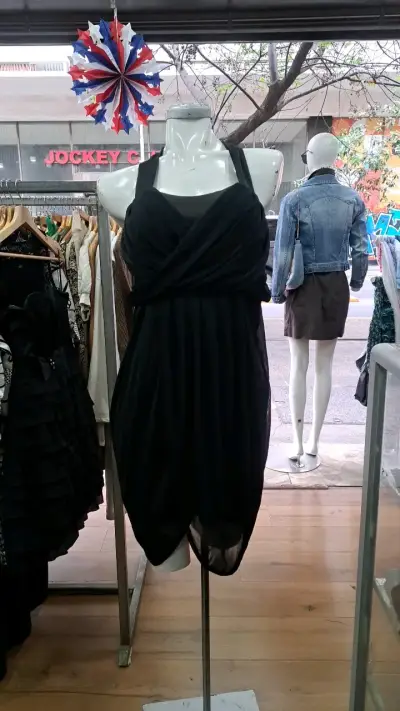 Vestido negro elegante para mujer - miniatura 1
