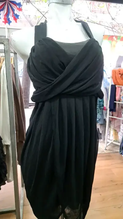 Vestido negro elegante para mujer - miniatura 2