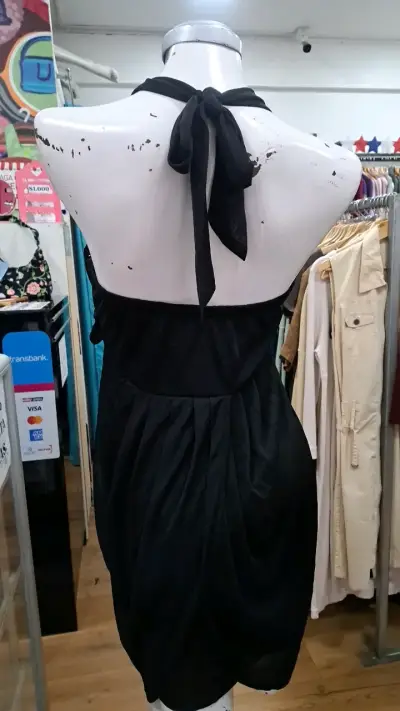 Vestido negro elegante para mujer - miniatura 3