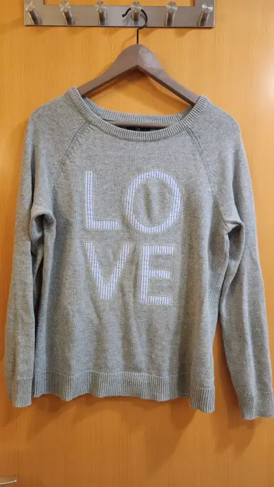 Suéter gris con diseño 'LOVE' de Gap - miniatura 1