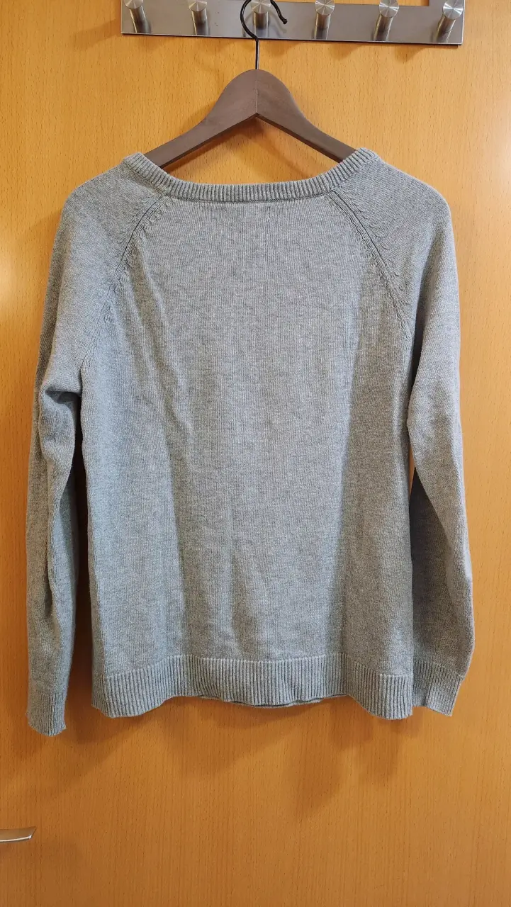 Suéter gris con diseño 'LOVE' de Gap - 2