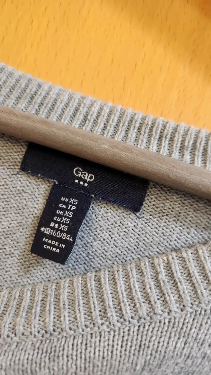 Suéter gris con diseño 'LOVE' de Gap - 3