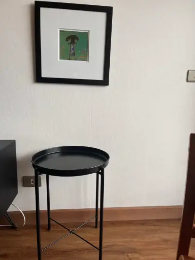 Mesa auxiliar redonda negra moderna - miniatura 1