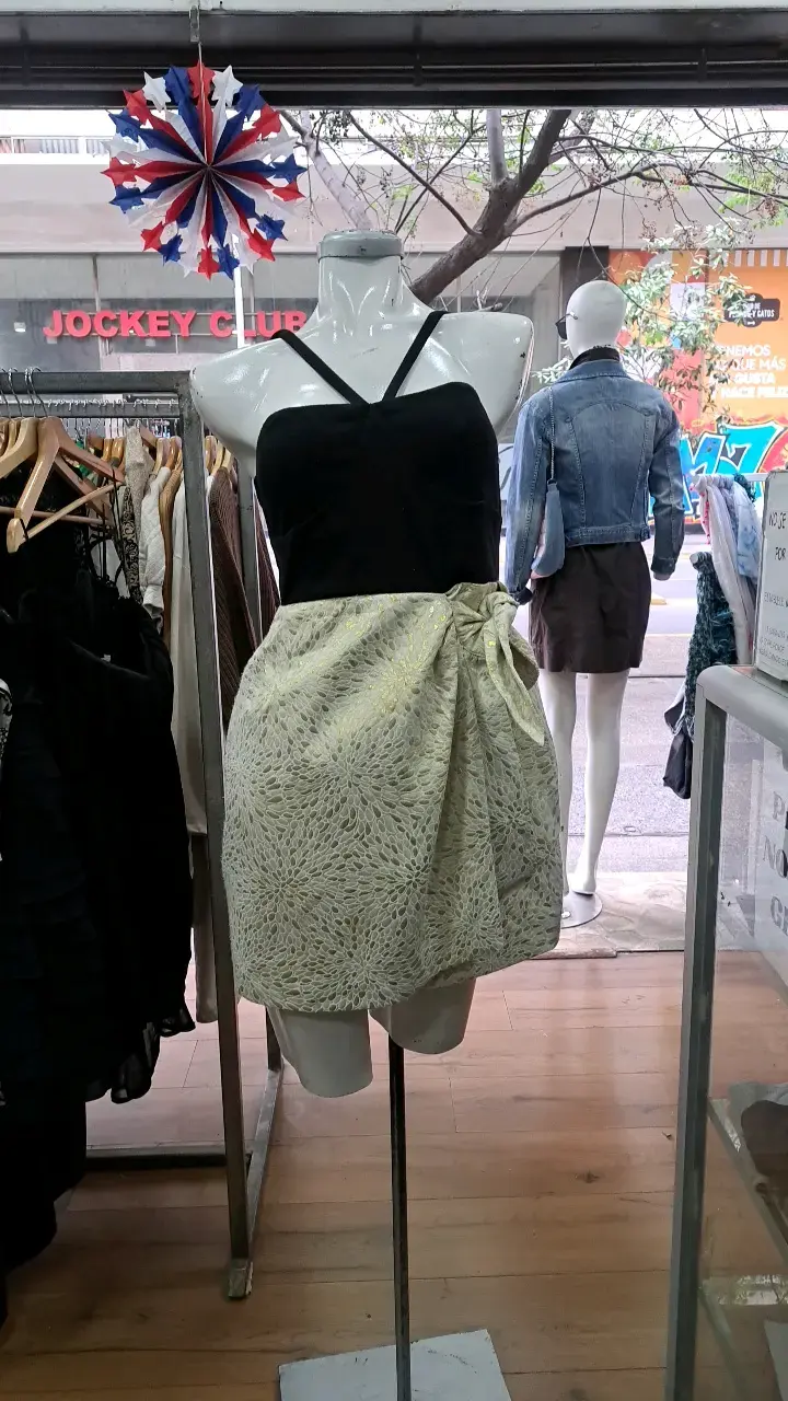 Vestido corto bicolor con tirantes