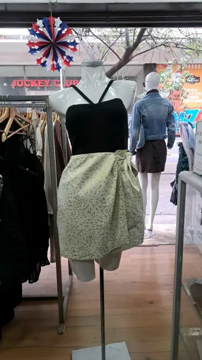 Vestido corto bicolor con tirantes - miniatura 1