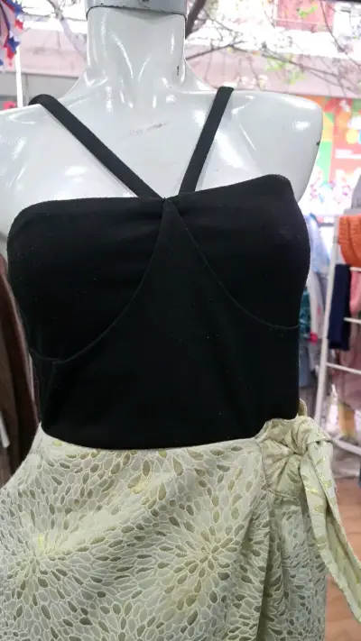 Vestido corto bicolor con tirantes - miniatura 3