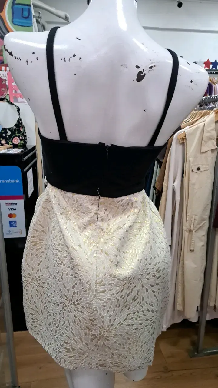 Vestido corto bicolor con tirantes - 4