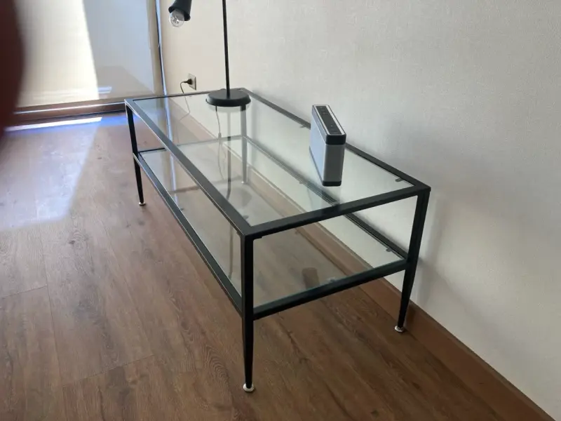 Mesa de centro de vidrio con estructura metálica - 2