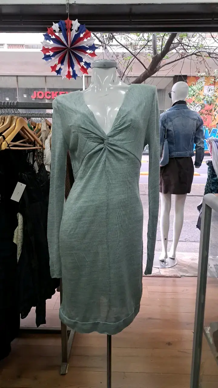 Vestido ajustado verde con diseño de nudo
