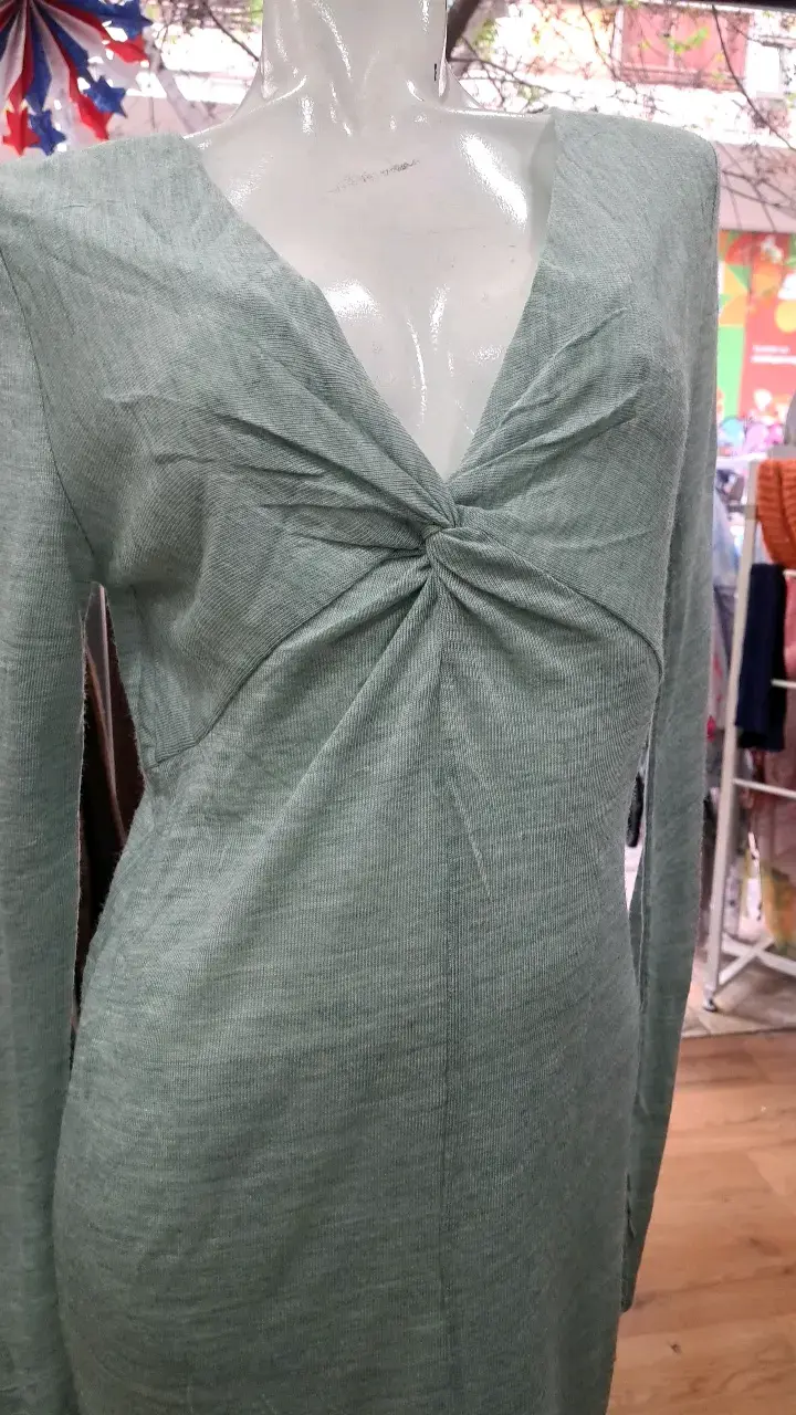 Vestido ajustado verde con diseño de nudo - 2