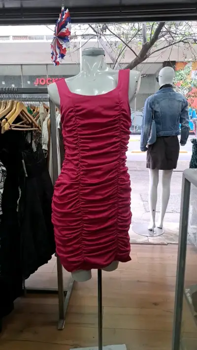 Vestido ajustado fucsia con fruncidos - miniatura 1