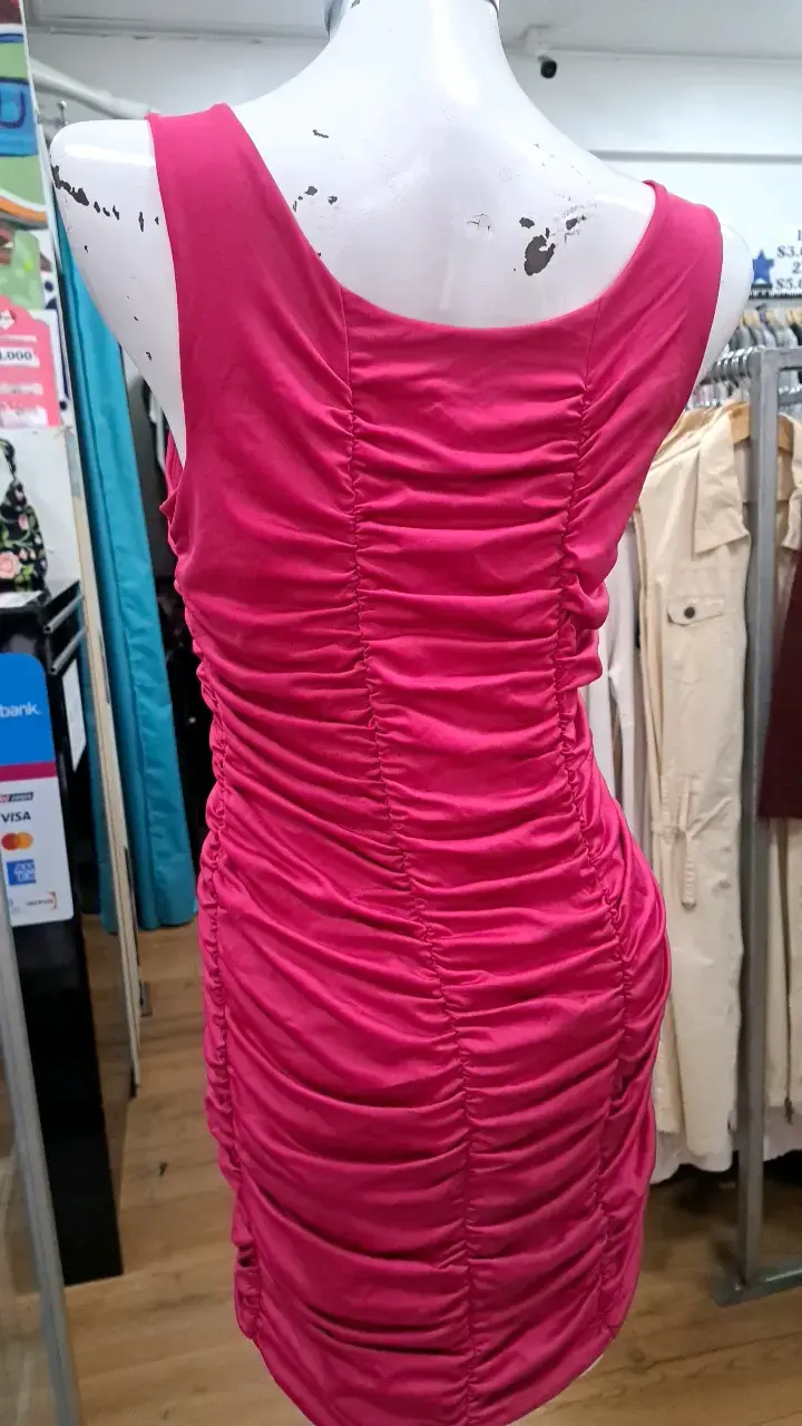 Vestido ajustado fucsia con fruncidos - 3