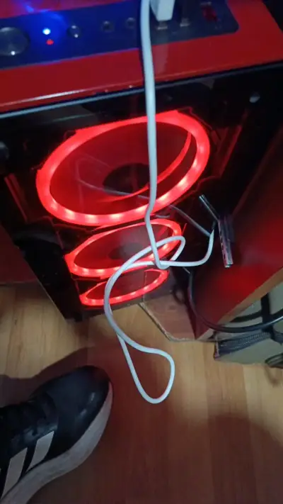 PC Gamer con Luces LED Rojas y Procesador Intel i3 - miniatura 1