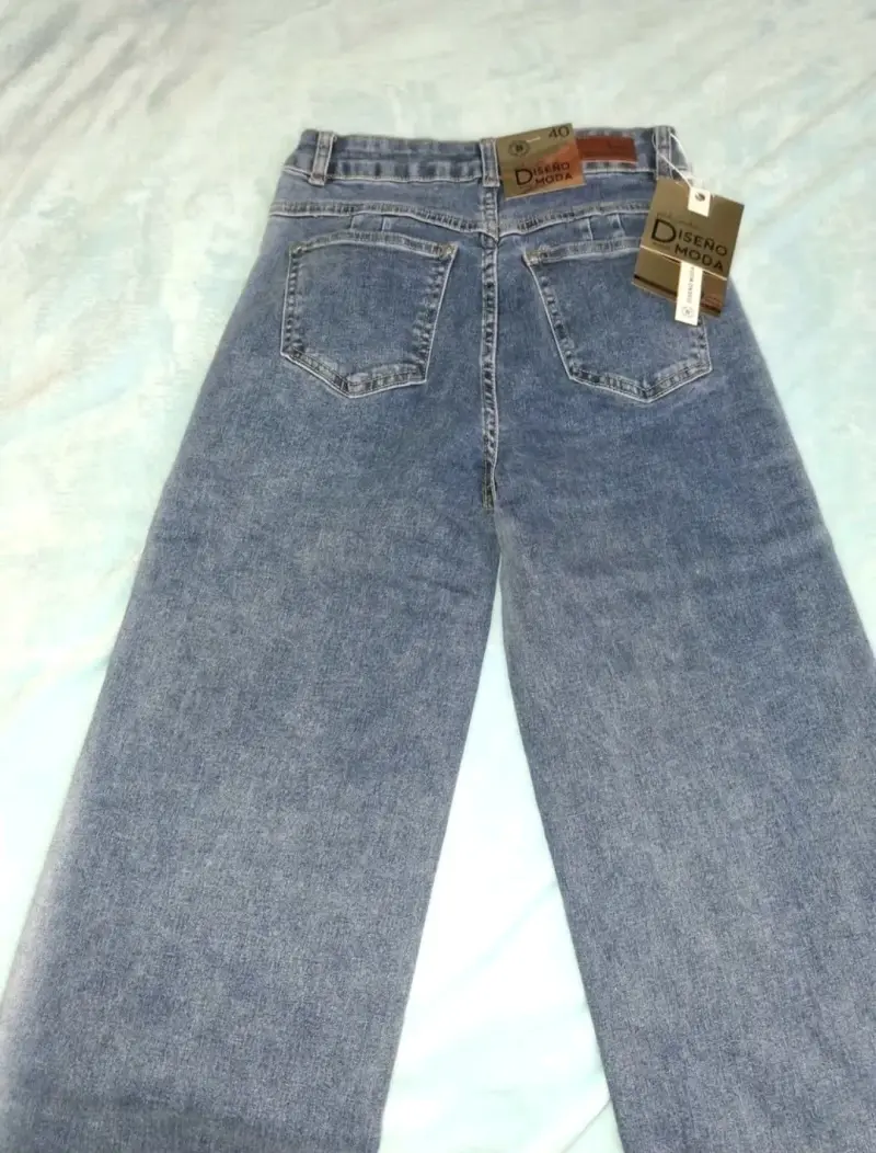 Jeans de mujer con diseño lateral a rayas. - 2