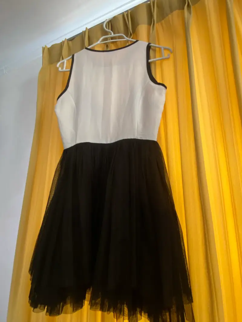 Vestido corto bicolor con bordado floral - 1