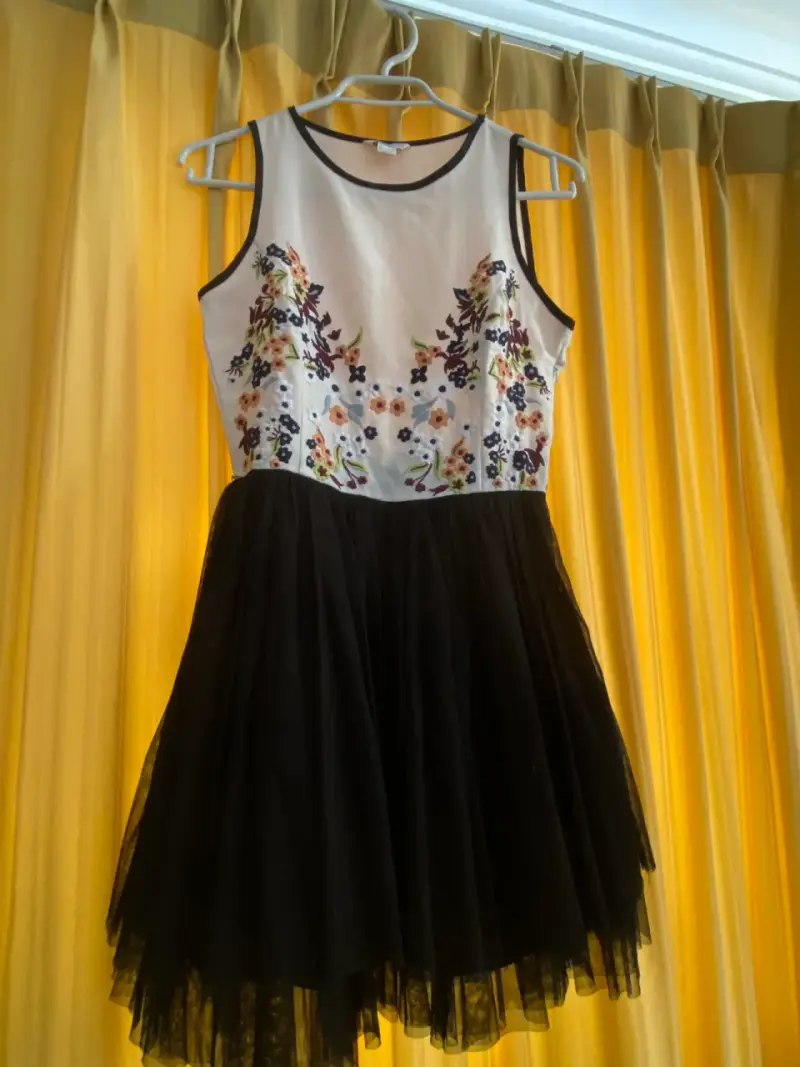 Vestido corto bicolor con bordado floral - 2