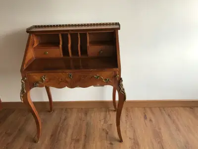 Escritorio antiguo de madera con detalles dorados - miniatura 1
