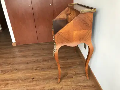 Escritorio antiguo de madera con detalles dorados - miniatura 2