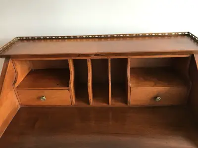 Escritorio antiguo de madera con detalles dorados - miniatura 3