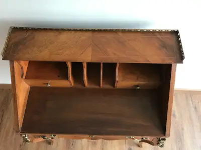 Escritorio antiguo de madera con detalles dorados - miniatura 4