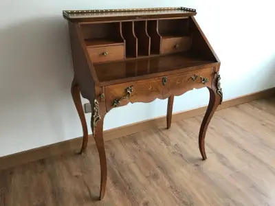 Escritorio antiguo de madera con detalles dorados - miniatura 5