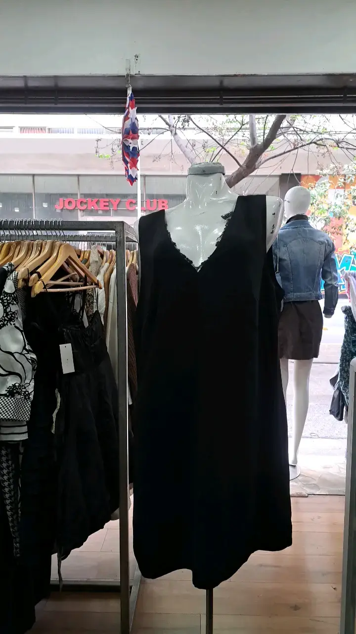Vestido negro sin mangas con encaje - 1