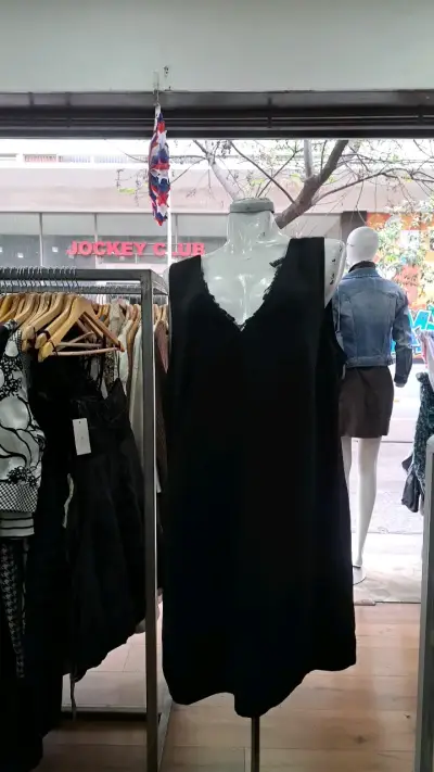 Vestido negro sin mangas con encaje - miniatura 1