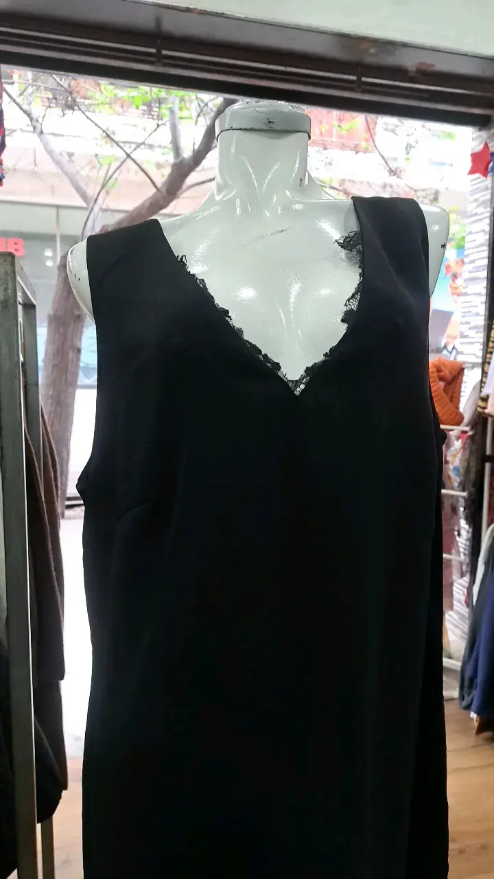 Vestido negro sin mangas con encaje - 2