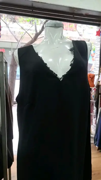Vestido negro sin mangas con encaje - miniatura 2