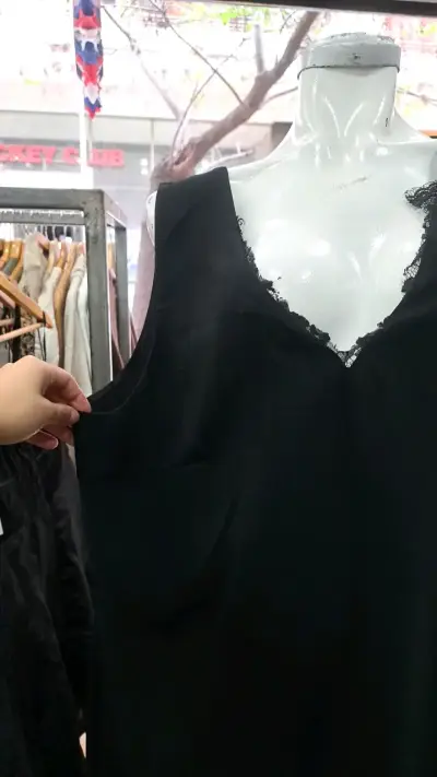 Vestido negro sin mangas con encaje - miniatura 3