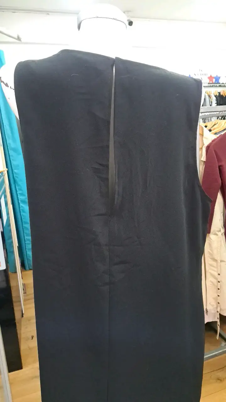 Vestido negro sin mangas con encaje - 4