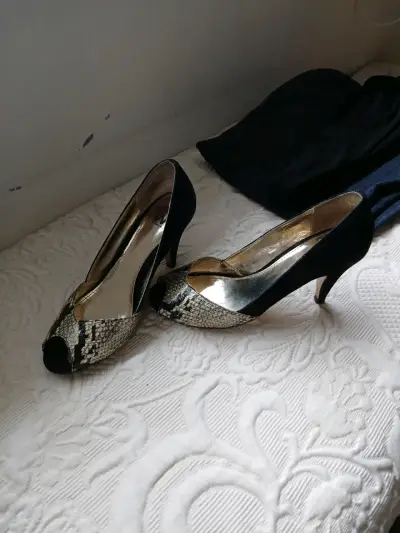 Zapatos de tacón alto con diseño de serpiente - miniatura 1
