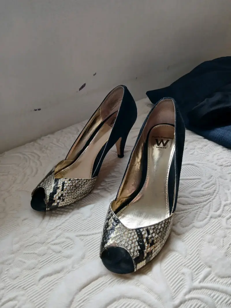 Zapatos de tacón alto con diseño de serpiente - 2