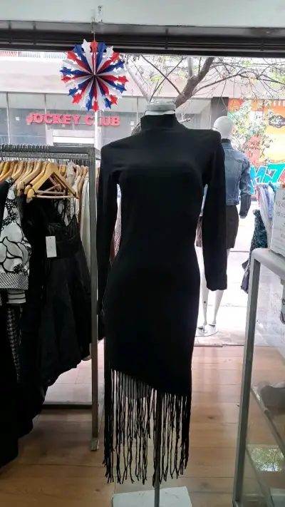 Vestido negro con flecos y cuello alto - miniatura 1
