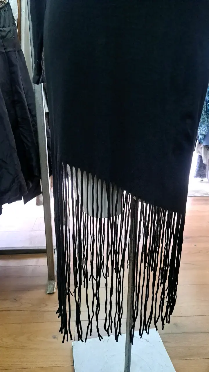 Vestido negro con flecos y cuello alto - 2