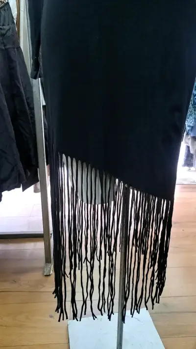 Vestido negro con flecos y cuello alto - miniatura 2
